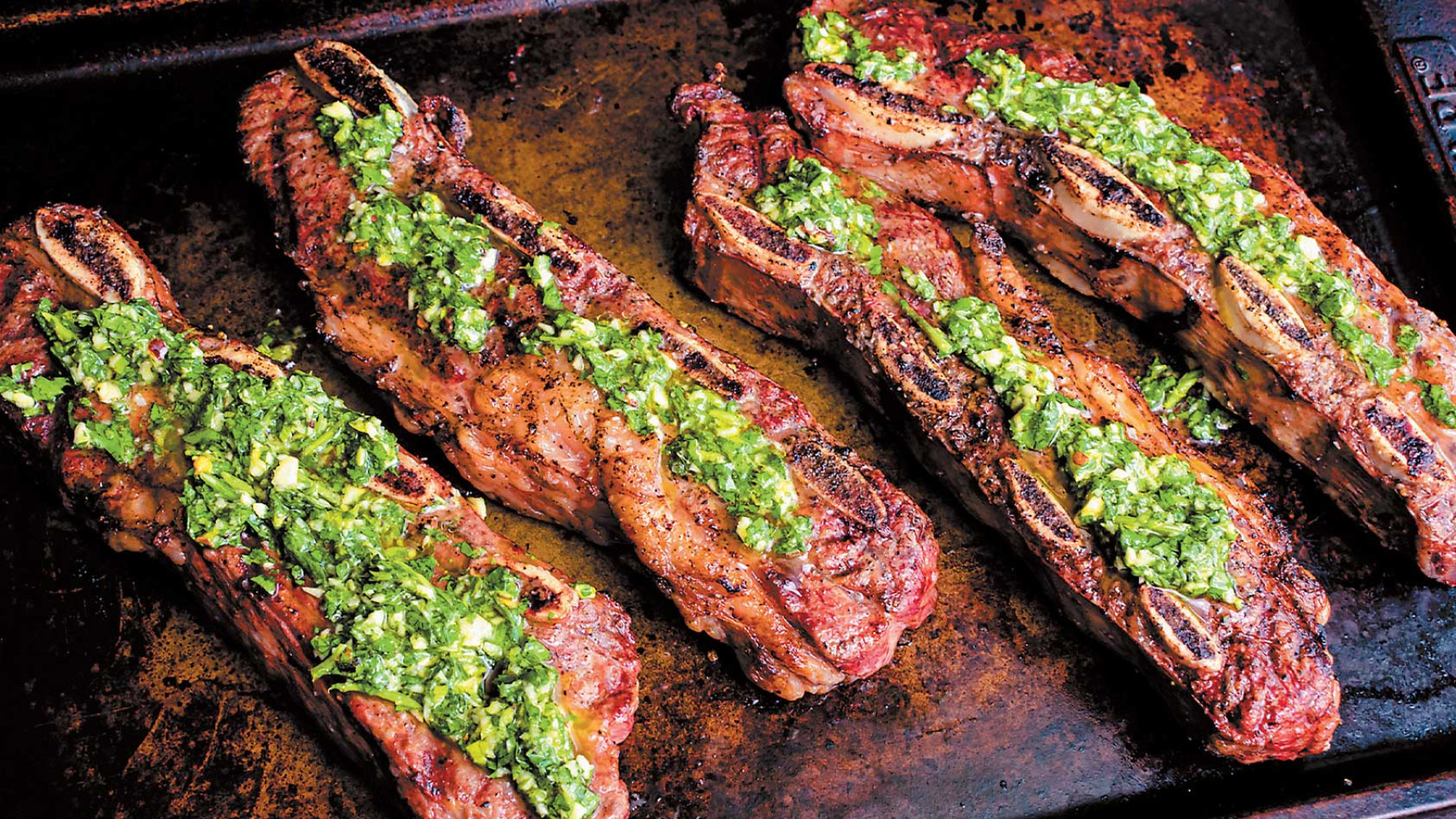 Costilla de res short rib al grill con pesto