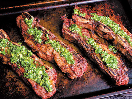 Costilla de res short rib al grill con pesto