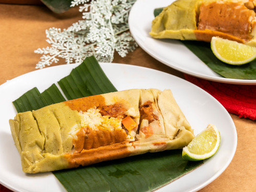 Tamal tri color con Trocitos de Cerdo