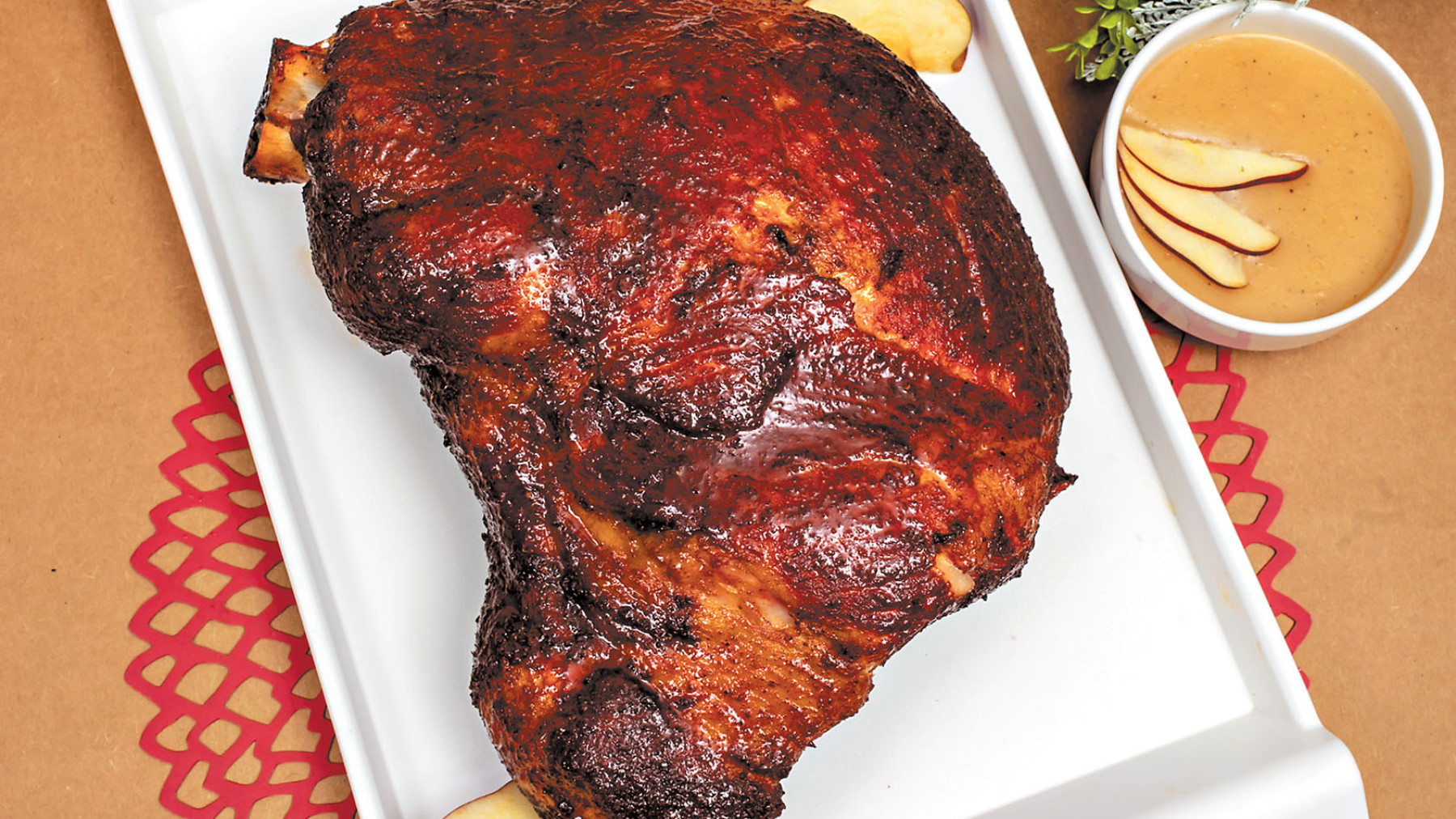 Paleta de cerdo ahumada con salsa de manzanas