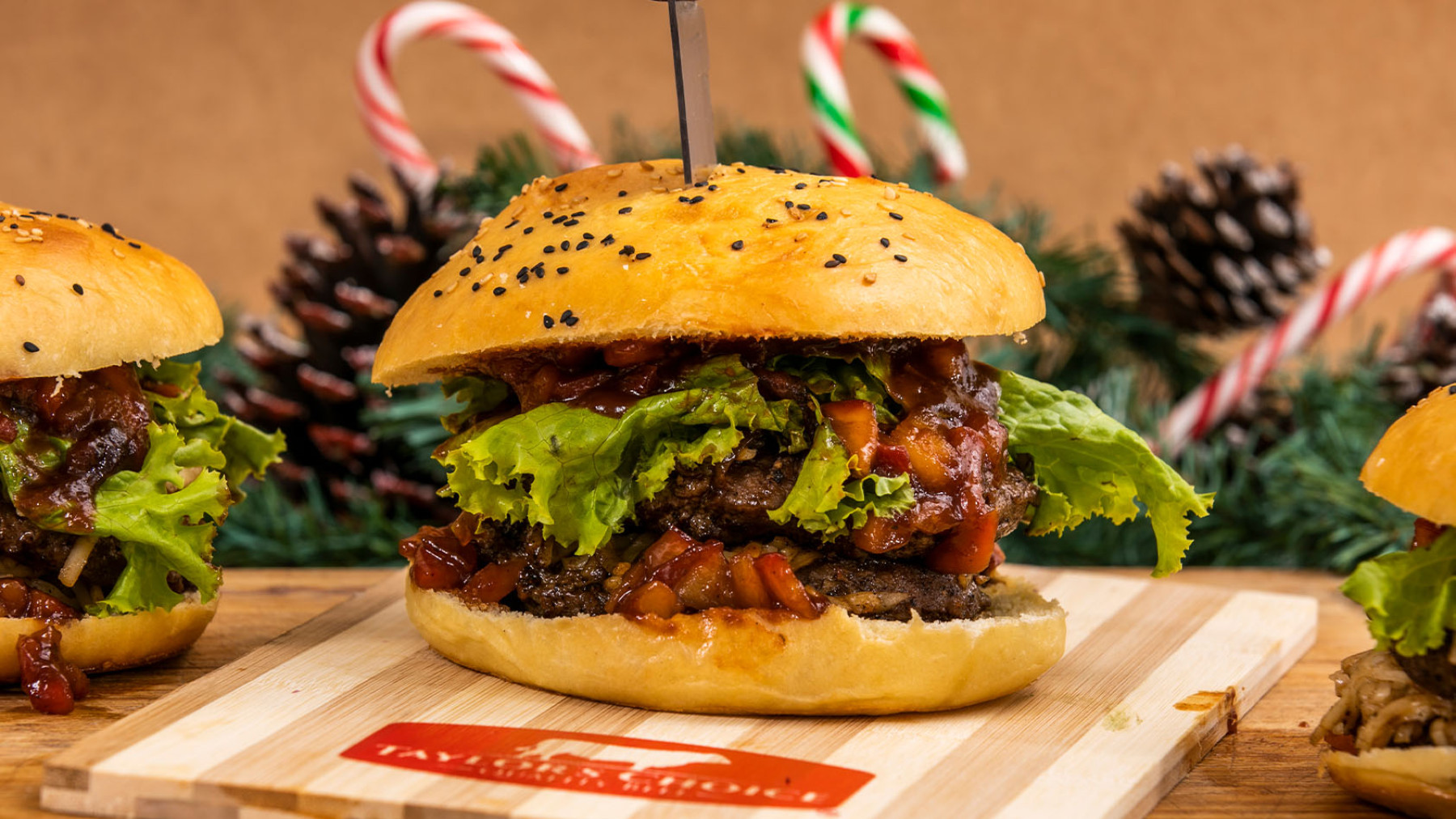 Hamburguesas con salsa barbacoa de manzana y cebolla caramelizada