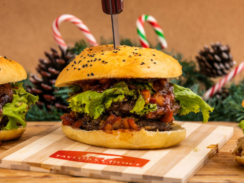 Hamburguesas con salsa barbacoa de manzana y cebolla caramelizada