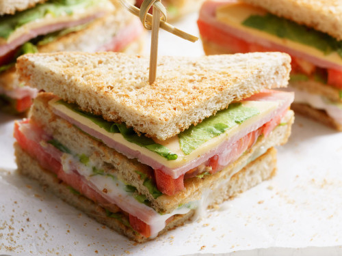 Club Sándwich con Jamón Cubano