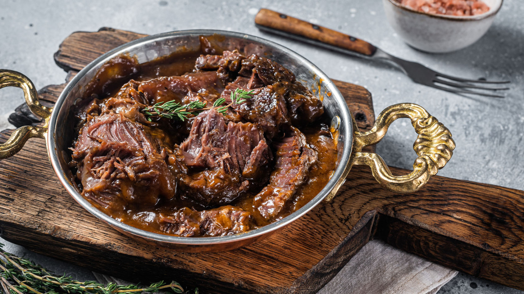 Carne de Mano de piedra en salsa de vino