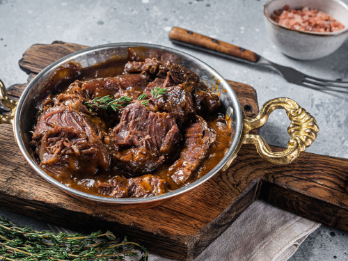 Carne de Mano de piedra en salsa de vino
