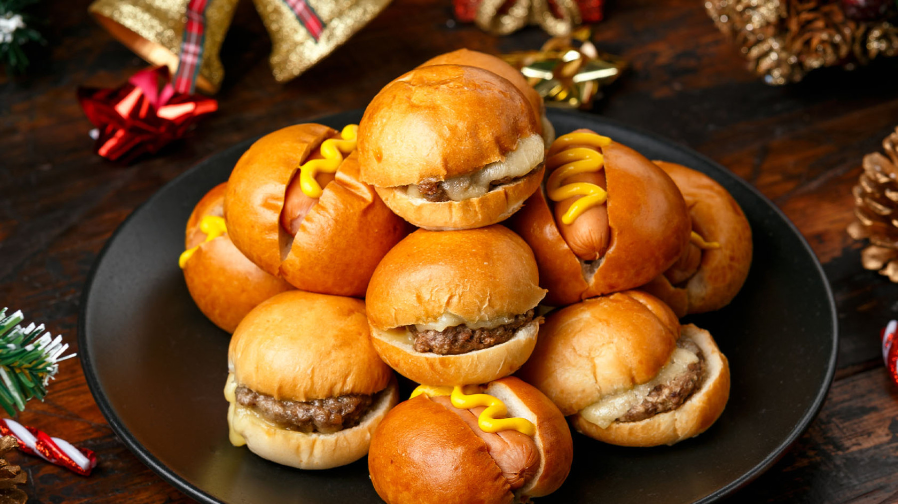 Mini sliders de res y mini hot dogs