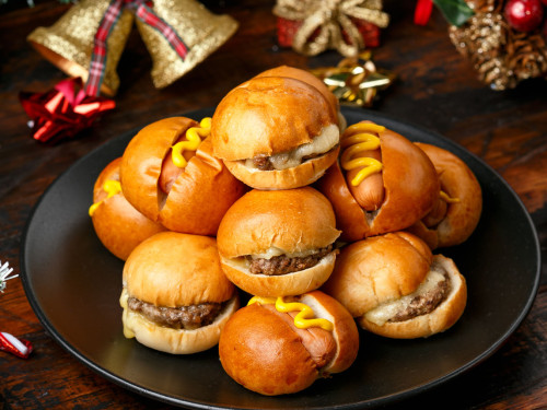 Mini sliders de res y mini hot dogs
