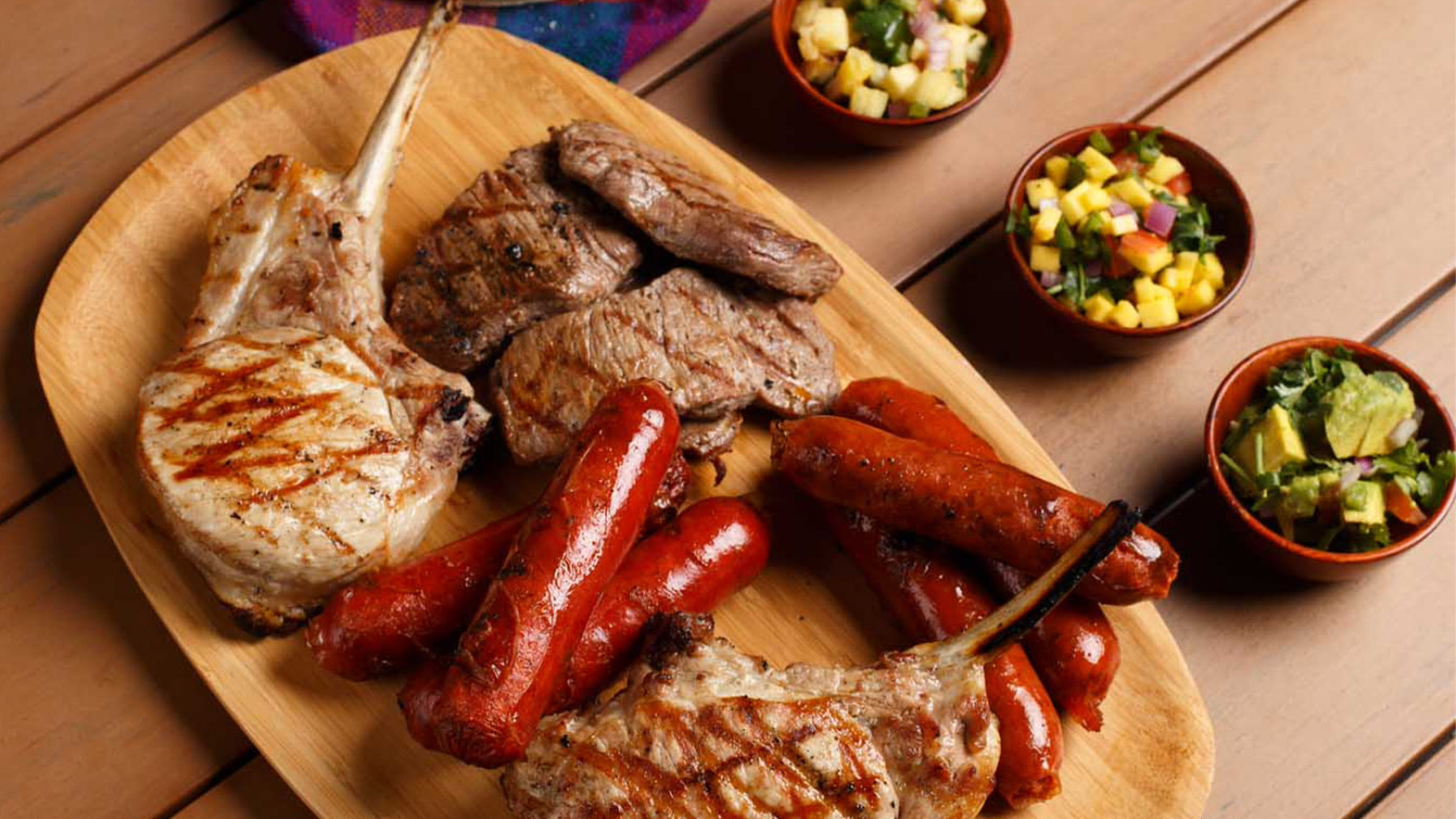 Tabla de Chuleta Tomahawk, Puyazo y chorizos asados con chismoles