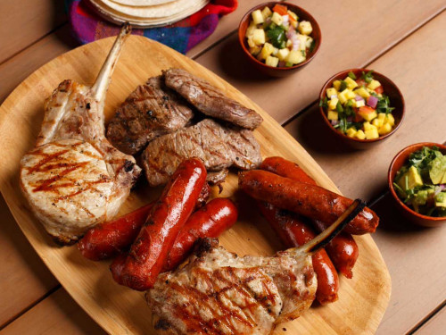 Tabla de Chuleta Tomahawk, Puyazo y chorizos asados con chismoles