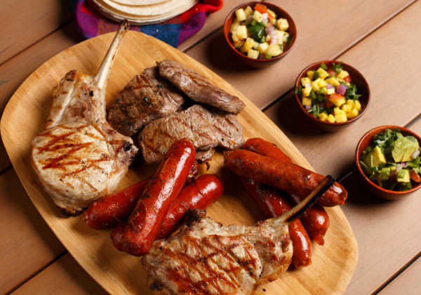 Tabla de Chuleta Tomahawk, Puyazo y chorizos asados con chismoles