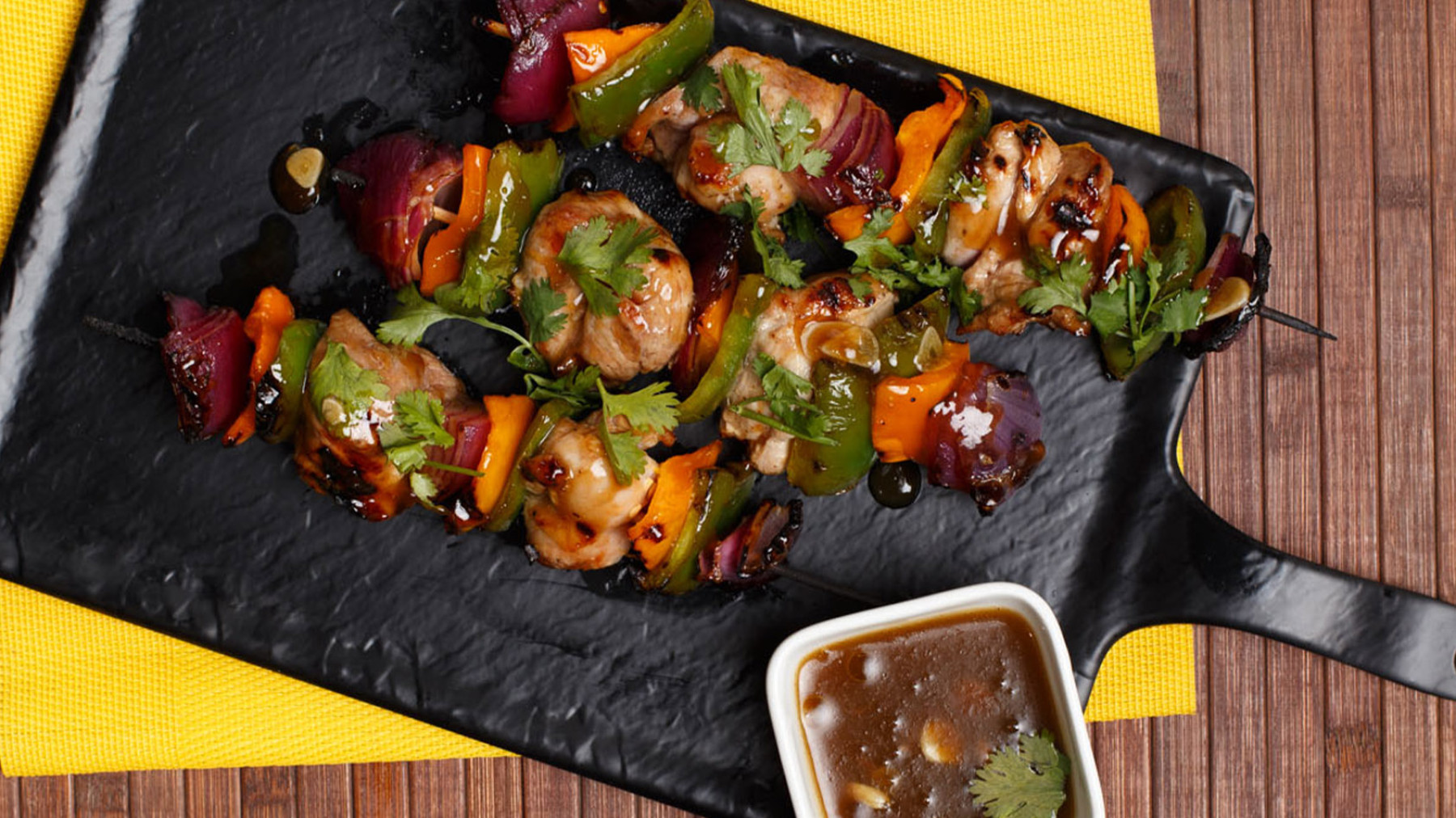 Pinchos de cerdo con adobo filipino