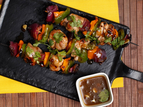 Pinchos de cerdo con adobo filipino