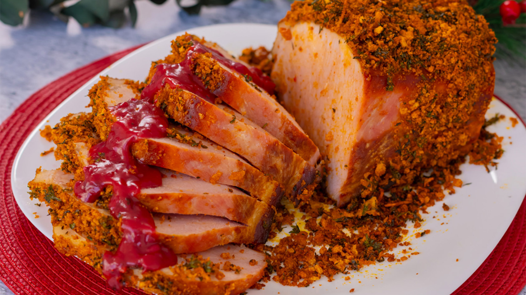 Lomito Navideño con corteza de hierbas frescas y salsa de mora