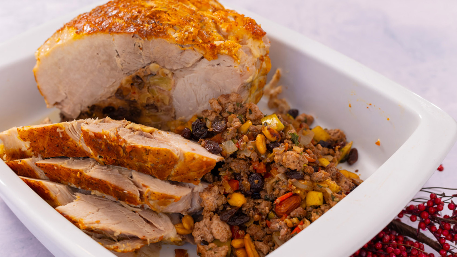 Pierna de cerdo sin hueso en malla rellena con carnes, nueces y manzana verde