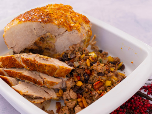 Pierna de cerdo sin hueso en malla rellena con carnes, nueces y manzana verde