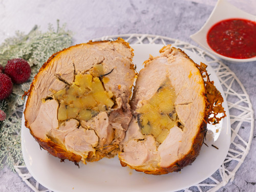Pierna de cerdo sin hueso rellena de hongos y papa, con chutney de frambuesa