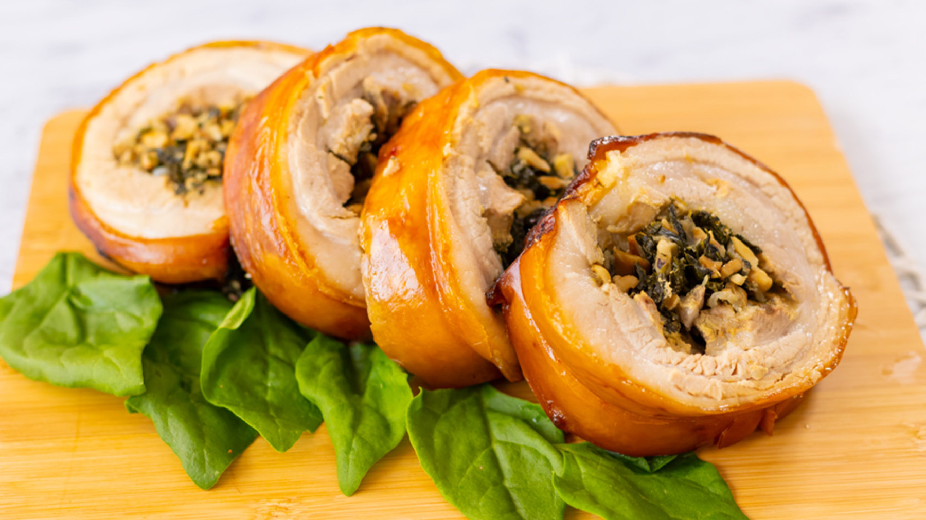Pork belly rellena con espinaca y marañón