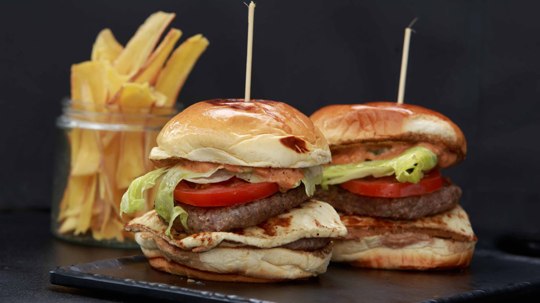 Hamburguesa doble Máster Burger de Taylor Choice con queso fundido ahumado