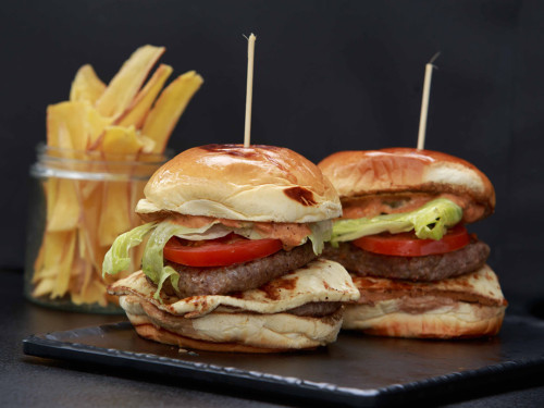 Hamburguesa doble Máster Burger de Taylor Choice con queso fundido ahumado