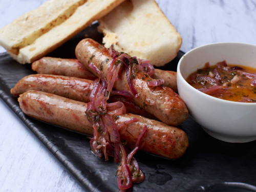 Salchichas Bratwurst asadas con salsa de ajo y perejil