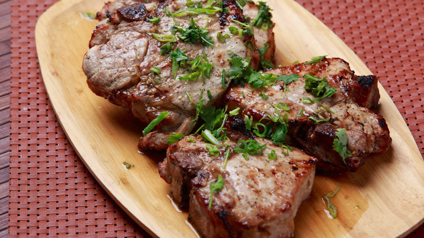 T-Bone de cerdo al teriyaki y cerveza