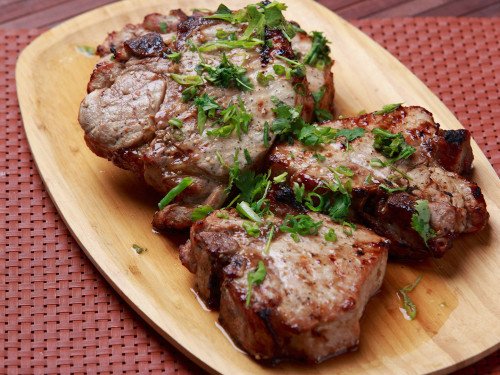 T-Bone de cerdo al teriyaki y cerveza