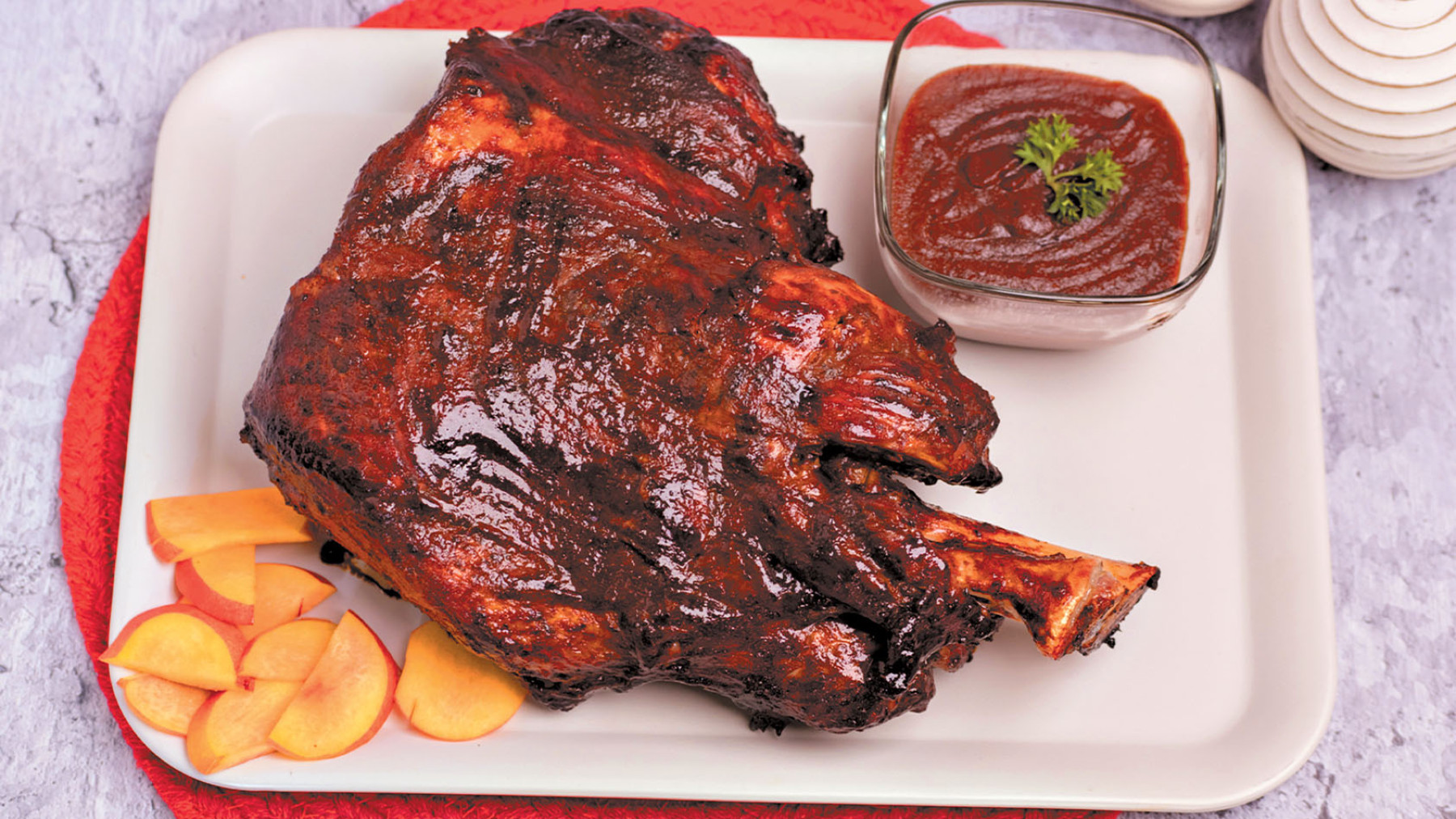 Paleta de cerdo con glaseado de ciruela pasas y melocotón.