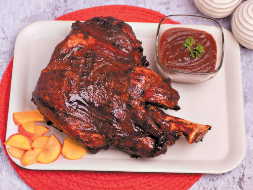 Paleta de cerdo con glaseado de ciruela pasas y melocotón.