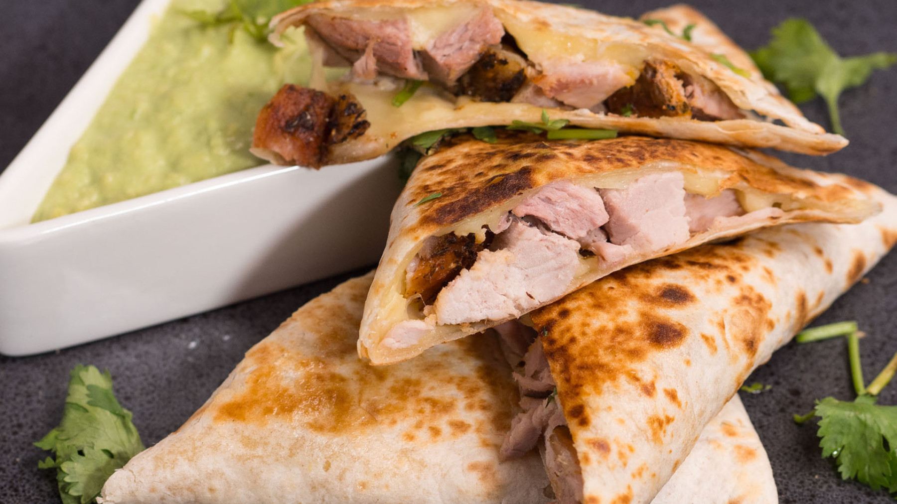 Quesadilla con carne de pierna de cerdo a las hierbas.