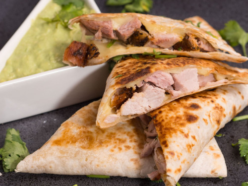 Quesadilla con carne de pierna de cerdo a las hierbas.