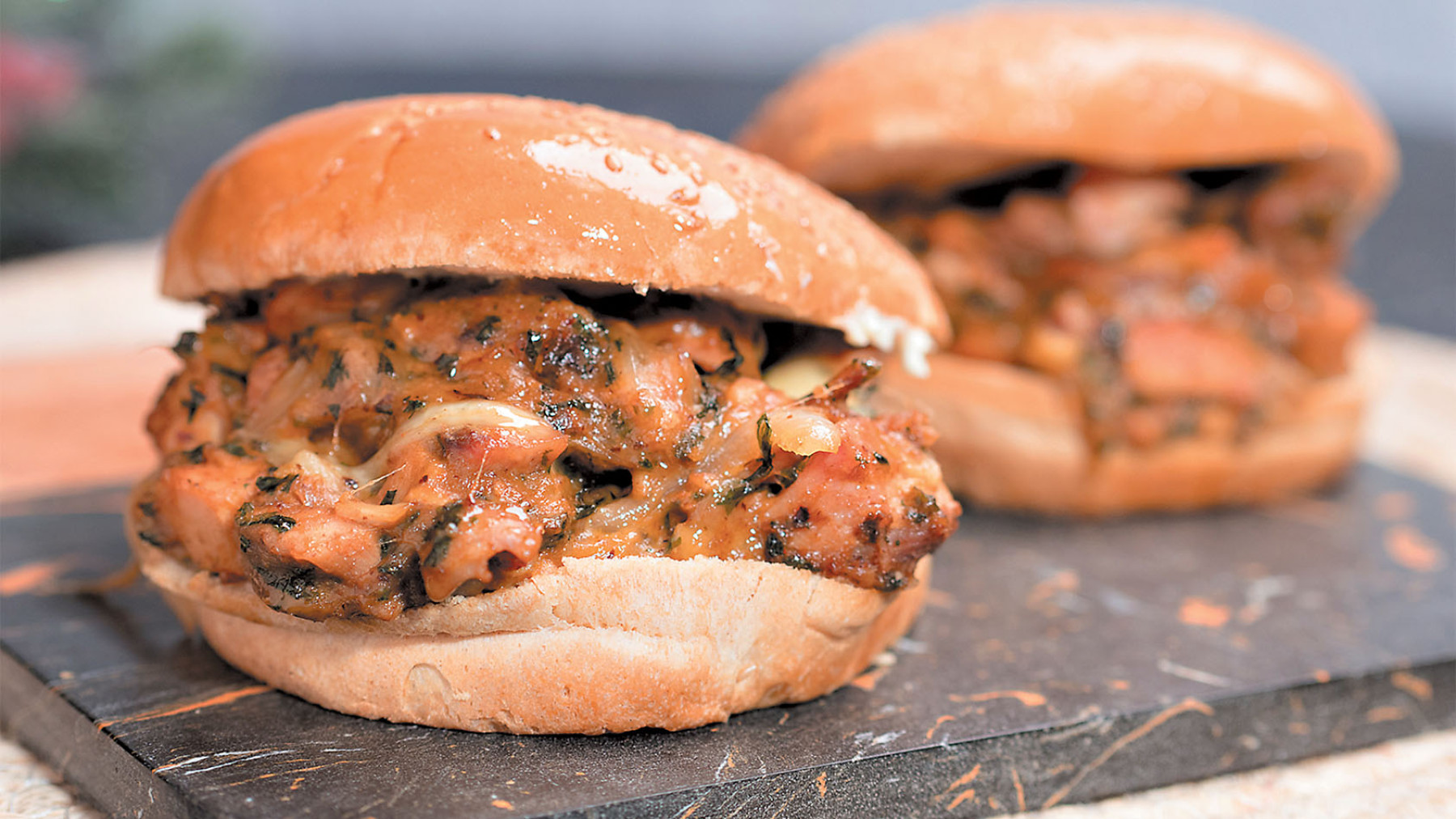 Sloppy Joe con pierna de cerdo y gravy de cebolla dulce