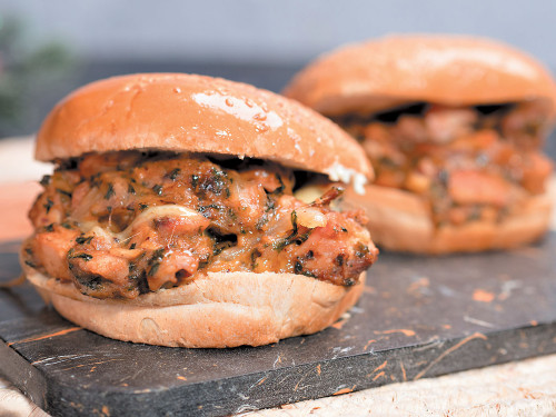 Sloppy Joe con pierna de cerdo y gravy de cebolla dulce